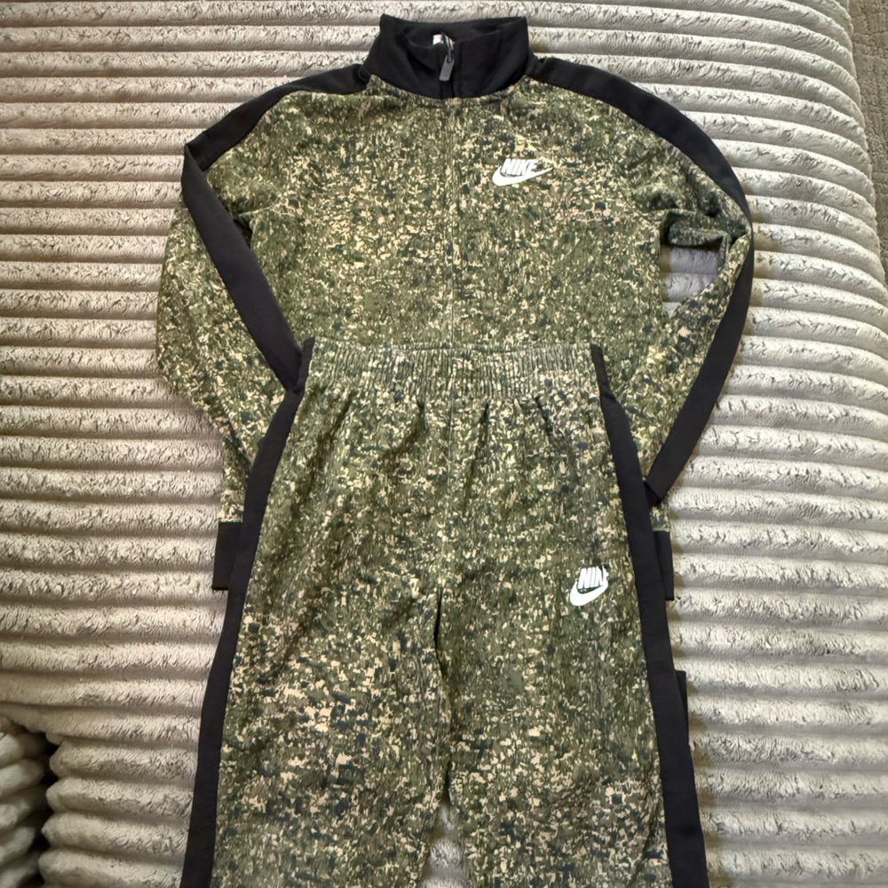 Nike Kids Matching Set in Green and Black